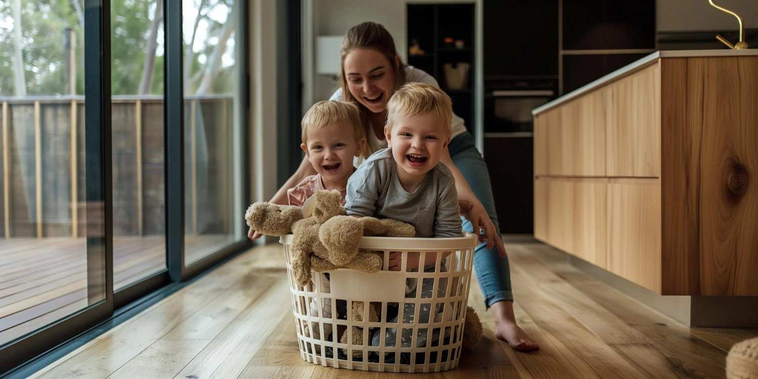 Glückliche Familie im neuen Eigenheim